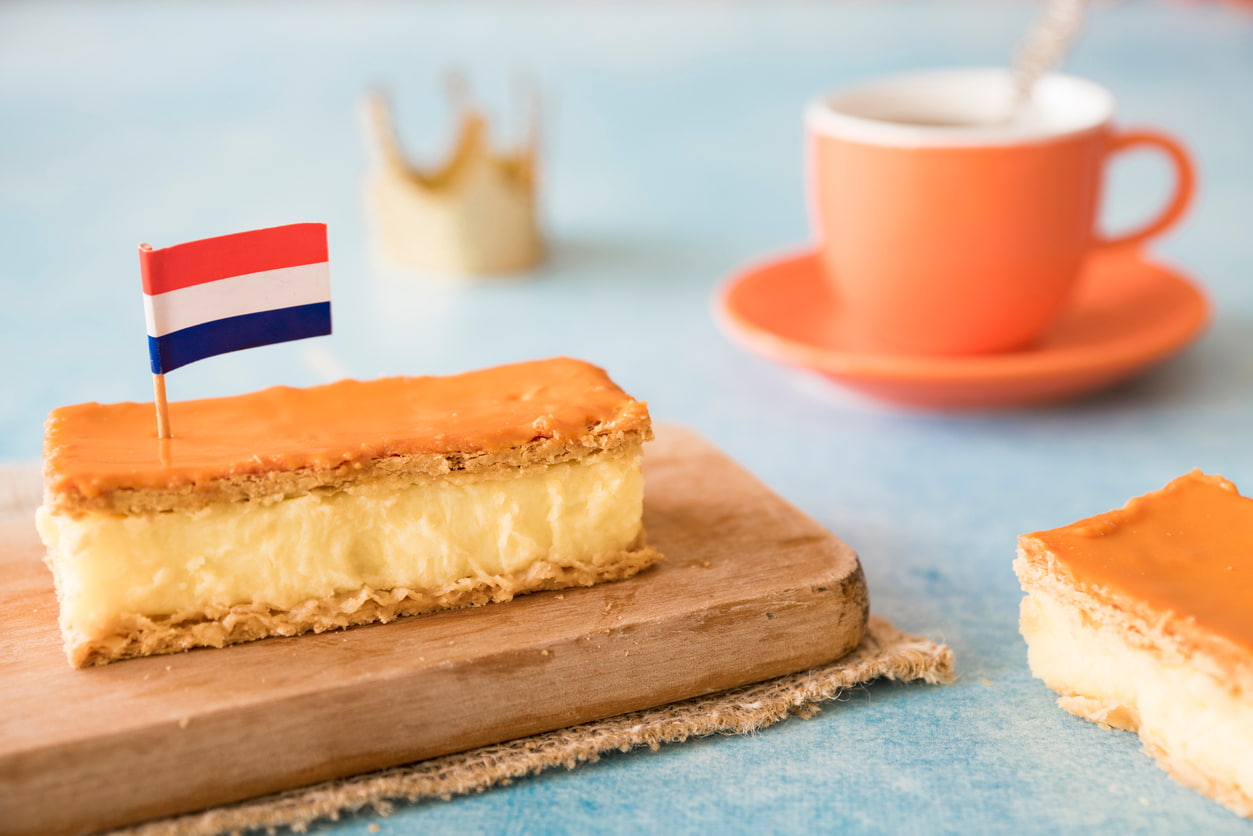 Orange Tompouce, traditionelles holländisches gebäck mit Pudding und Frosting am Nationalfeiertag Kings Day 2024