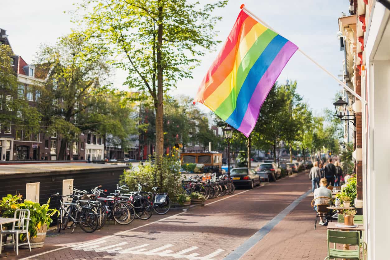 Regenbogenflagge in Amsterdam, Niederlande 