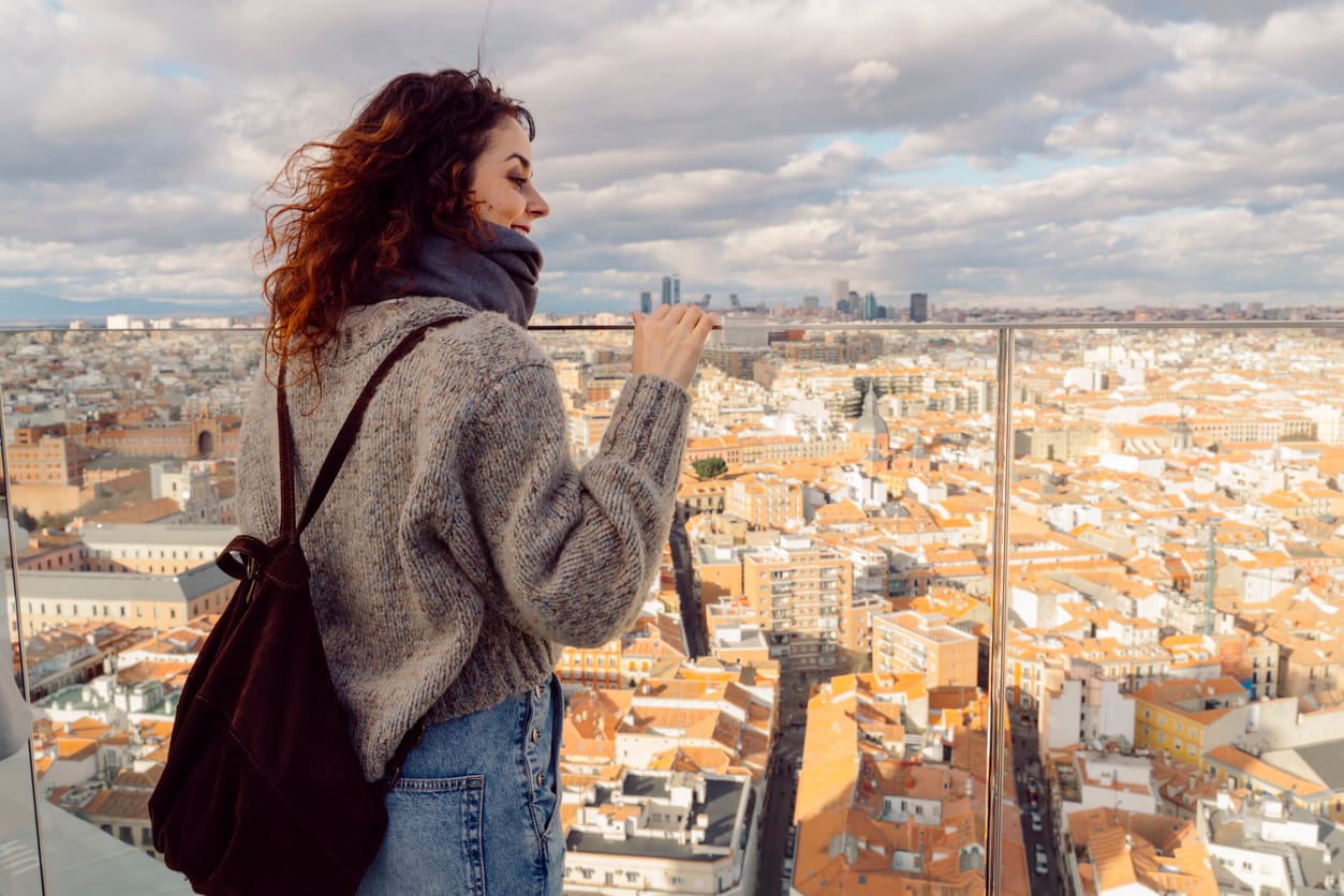 junge Frau genießt die Aussicht auf Madrid